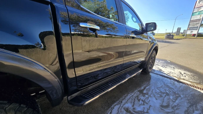 Carrosserie noire lustrée après correction de peinture